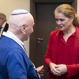 La gouverneure générale s'entretient avec un survivant de l'Holocauste. 