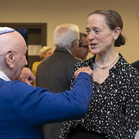 Leslie Scanlon, l'ambassadeure du Canada en Pologne, s'entretient avec un survivant de l'Holocauste.