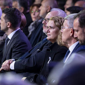 La gouverneure générale et d'autres leaders mondiaux sont assis dans la salle. 