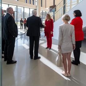 La gouverneure générale rencontre des membres du corps enseignant de l'université Simon Fraser.