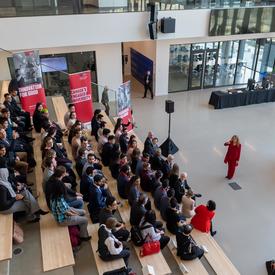 La gouverneure générale participe à une séance de questions et réponses avec les étudiants de l'Université Simon Fraser.
