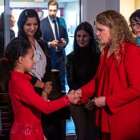 La Gouverneure générale rencontre des femmes et des enfants du YWCA Alder Gardens.