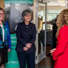 La Gouverneure générale rencontre des femmes et des enfants du YWCA Alder Gardens.