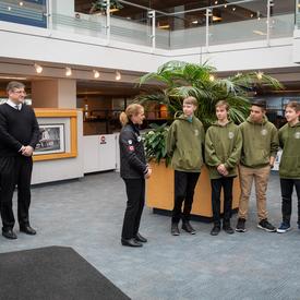 La gouverneure générale rencontre cinq adolescents qui ont réalisé un acte héroïque au District Hall de North Vancouver.