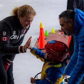 La gouverneure générale patine avec des membres de la communauté.