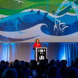 La gouverneure générale prononce un discours à un podium.