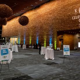 Une photo prise à l'intérieur du Centre des congrès de Vancouver.