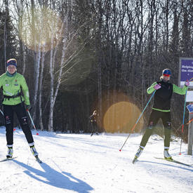 des skieurs de fond de compétition descendant une piste.