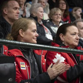 La gouverneure générale encourage les athlètes lors de la cérémonie d'ouverture des Jeux olympiques spéciaux d'hiver du Canada Thunder Bay 2020.