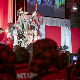 Des danseurs autochtones performent sur scène lors de la cérémonie d'ouverture des Jeux olympiques spéciaux d'hiver du Canada Thunder Bay 2020.