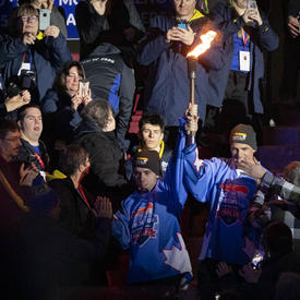 Les athlètes transportent le flambeau lors de la cérémonie d'ouverture des Jeux olympiques spéciaux d'hiver du Canada Thunder Bay 2020.