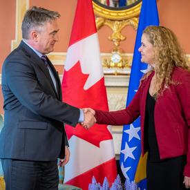 La gouverneure générale et le président de la présidence de Bosnie-Herzégovine se serrent la main. 