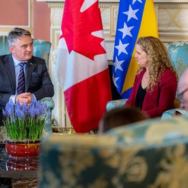 Des représentants du gouvernement canadien et des membres de la délégation de Bosnie-Herzégovine assistent à une réunion avec la gouverneur général et son Excellence Željko Komšić. Tout le monde est assis sur des chaises. 