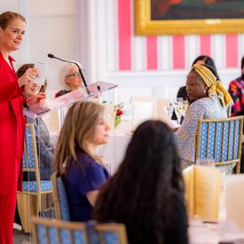 La gouverneure générale a pris la parole à partir d'un podium. 