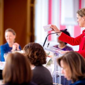 La gouverneure générale a pris la parole à partir d'un podium. 