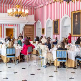 Une photo des invités assis à une table.