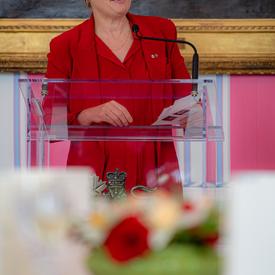 La gouverneure générale a pris la parole à partir d'un podium. 