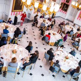 Une photo des invités assis à une table.