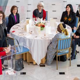 La gouverneure générale a pris la parole à partir d'un podium. Les invités écoutent à partir de leur chaise. 