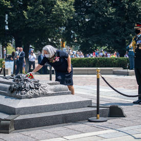 Governor General Mary May Simon placing a bouquet of flowers on the Tomb of the Unknown Soldier.