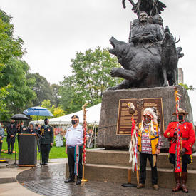 Rassemblement de personnes au Monument national aux anciens combattants autochtones.