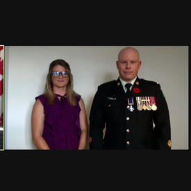 Écran partagé de la gouverneure générale Mary Simon et du Général Wayne Eyre et du récipiendaire des honneurs - un homme en uniforme avec une femme à sa droite.