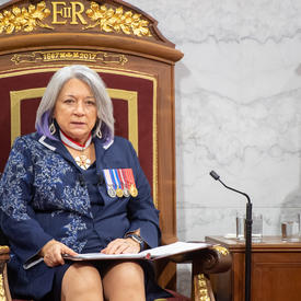 La gouverneure générale Mary Simon lit le discours du Trône au Sénat. Elle porte un ensemble bleu marine.