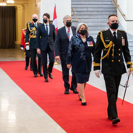 Le cortège arrive dans la salle du Sénat.