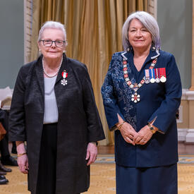 L’honorable Joan Fraser est debout à côté de la gouverneure générale.