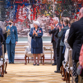 La gouverneure générale applaudit avec le public après la cérémonie de l'Ordre du Canada.