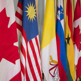 Les drapeaux nationaux sont alignés entre deux drapeaux canadiens.