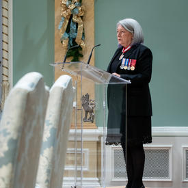 La gouverneure générale Mary Simon se tient sur un podium et s'adresse au public.
