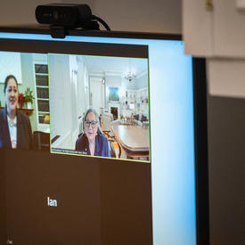 Capture d'écran de la gouverneure générale Mary Simon et de la gouverneure générale Dame Cindy Kiro participant à un appel virtuel.