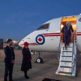 La gouverneure générale Mary Simon descend d’un avion.