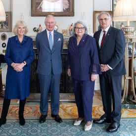 De gauche à droite : Son Altesse Royale la duchesse de Cornouailles, Son Altesse Royale le prince de Galles, Son Excellence Mary Simon, Son Excellence Whit Fraser.
