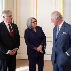 De gauche à droite : Son Excellence Whit Fraser, Son Excellence Mary Simon et Son Altesse Royale le Prince de Galles.