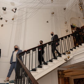 La gouverneure générale Mary Simon descendant un grand escalier à la Maison du Canada.