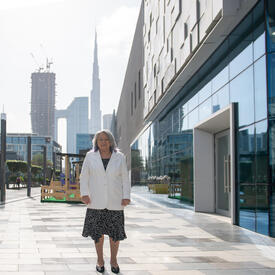 La gouverneure générale Mary Simon posant pour une photo sur un trottoir à Dubaï.
