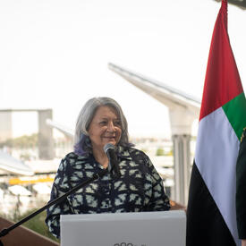 La gouverneure générale sourit depuis le podium de l'Expo 2020 de Dubaï.