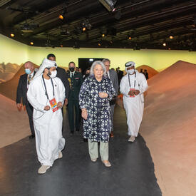 La gouverneure générale Mary Simon se promène à l'Expo 2020 de Dubaï.