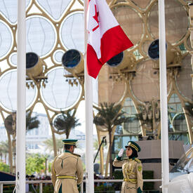 Le drapeau du Canada est hissé à l'Expo 2020 de Dubaï.