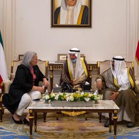 La gouverneure générale Mary Simon parle avec Son Altesse le cheikh Mishal Al-Ahmad Al-Jaber Al-Sabah, prince héritier du Koweït.