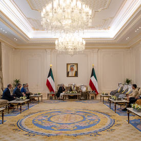 Vue grand angle de la gouverneure générale Mary Simon discutant avec Son Altesse Sheikh Mishal Al-Ahmad Al-Jaber Al-Sabah, le prince héritier du Koweït.