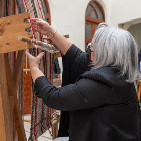 La gouverneure générale Mary Simon tisse des textiles à la « Sadu House ».