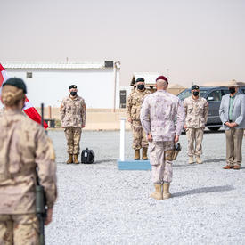La gouverneure générale rencontre des membres des Forces armées canadiennes au Camp Canada.