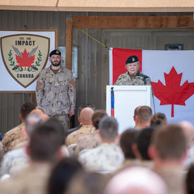 La gouverneure générale s'adresse aux troupes au camp du Canada.