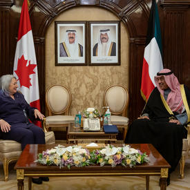 La gouverneure générale est assise en face de Son Altesse Sheikh Sabah Khaled Al-Ham