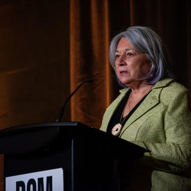 La gouverneure générale Mary Simon se tient derrière un podium. Elle est en train de parler.