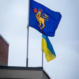 Le drapeau du Gouverneur général flottant à côté du drapeau ukrainien.
