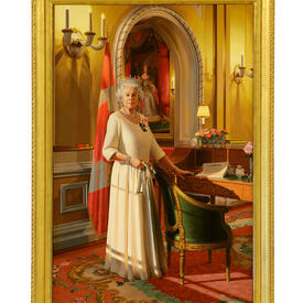 Un portrait de la Reine qui porte une robe blanche et une couronne d’argent. Elle se tient devant un drapeau du Canada. On peut voir un portrait de la reine Victoria derrière elle.